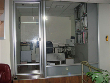 עיצוב דלתות וחלון למשרד